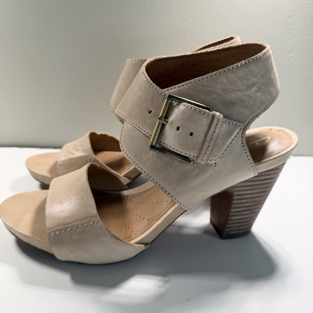 Clark's‎ Women's Artisan Buckle Sandal With Heel Tan Size 9